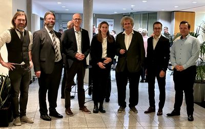 Kurt Weigelt begrüßte Sebastian Ferrari-Hoh und Stefan Rohrmus, Schüco International KG; Lea Wendland, UNITY AG; Prof. Michael Braungart, EPEA; Lars Holländer und René Szepanski, UNITY AG (v.l.)