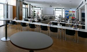 Konferenzraum komplett mit (Steh-)Tischen