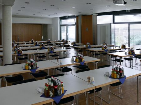 Konferenzraum_komplett_mit_Tischen_von_vorne
