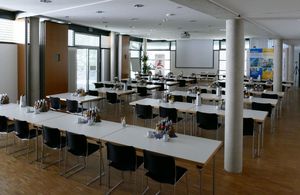 Konferenzraum_komplett_mit_Tischen