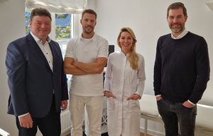 Besuch von Kurt Weigelt (re.) und Holger Gebauer (li.), Wirtschaftsförderung Lippstadt,  in der neu eröffneten Praxis von Alina und Simon Thunss